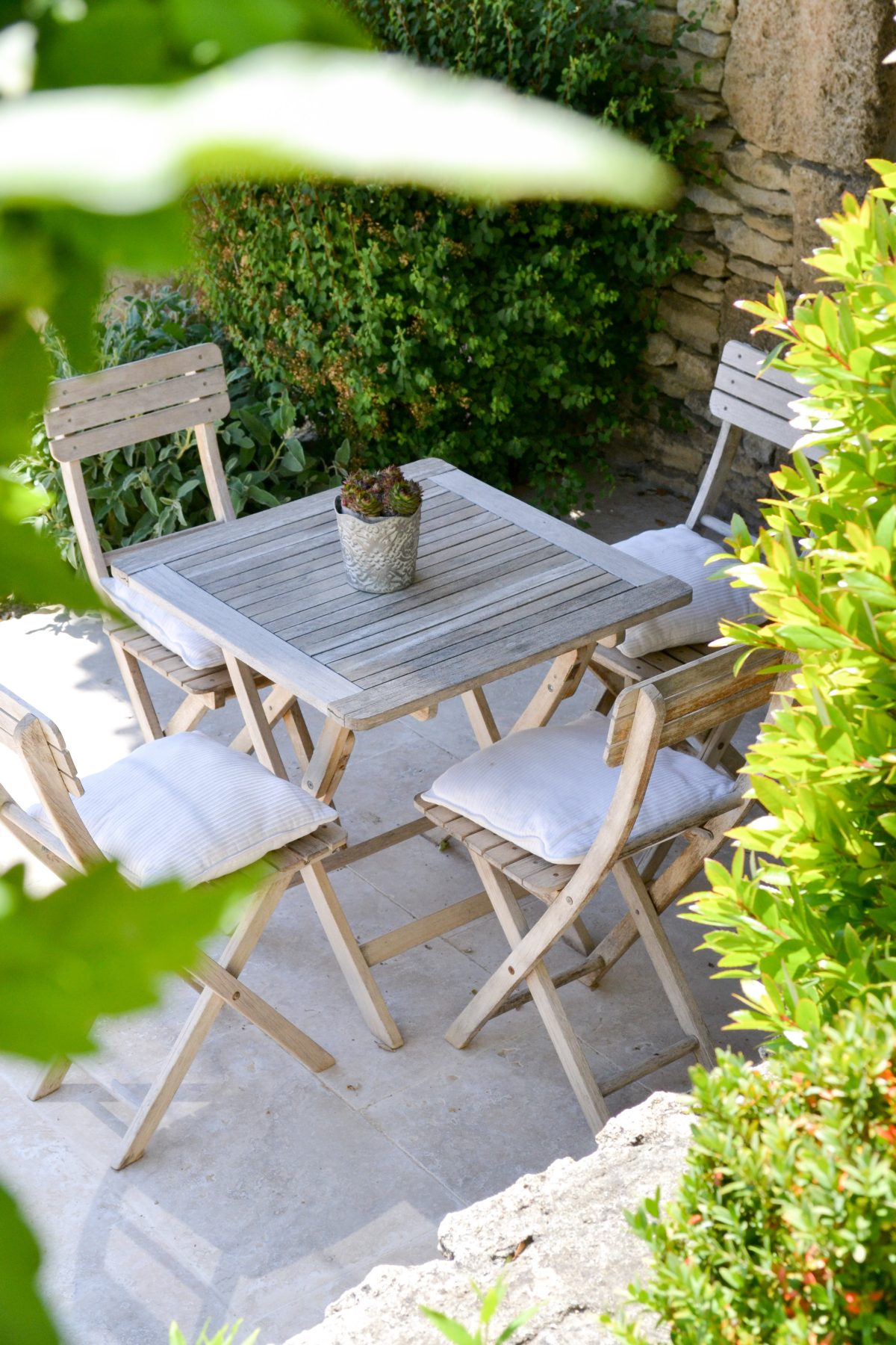 Terrasse privée avec mobilier de jardin — chambre d'hôtes Luberon piscine Joucas