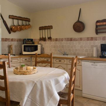 Salon et cuisine équipée du gîte Le Basilic — location semaine Joucas Luberon