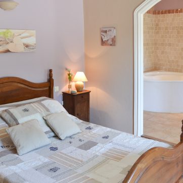 suite parentale de L'Olivier et salle de bain balneo - maison de charme Luberon Vaucluse