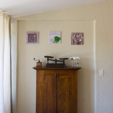 Salon et cuisine équipée du gîte Le Basilic — location semaine Joucas Luberon