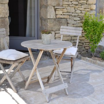 Terrasse privee avec mobilier de jardin — chambre d'hôtes Luberon piscine Joucas