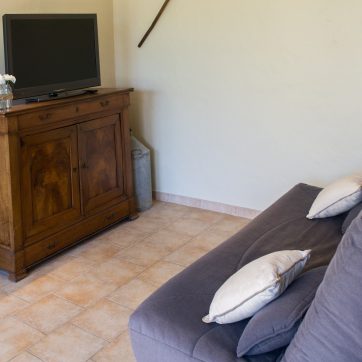 Salon et cuisine équipée du gîte Le Basilic — location semaine Joucas Luberon