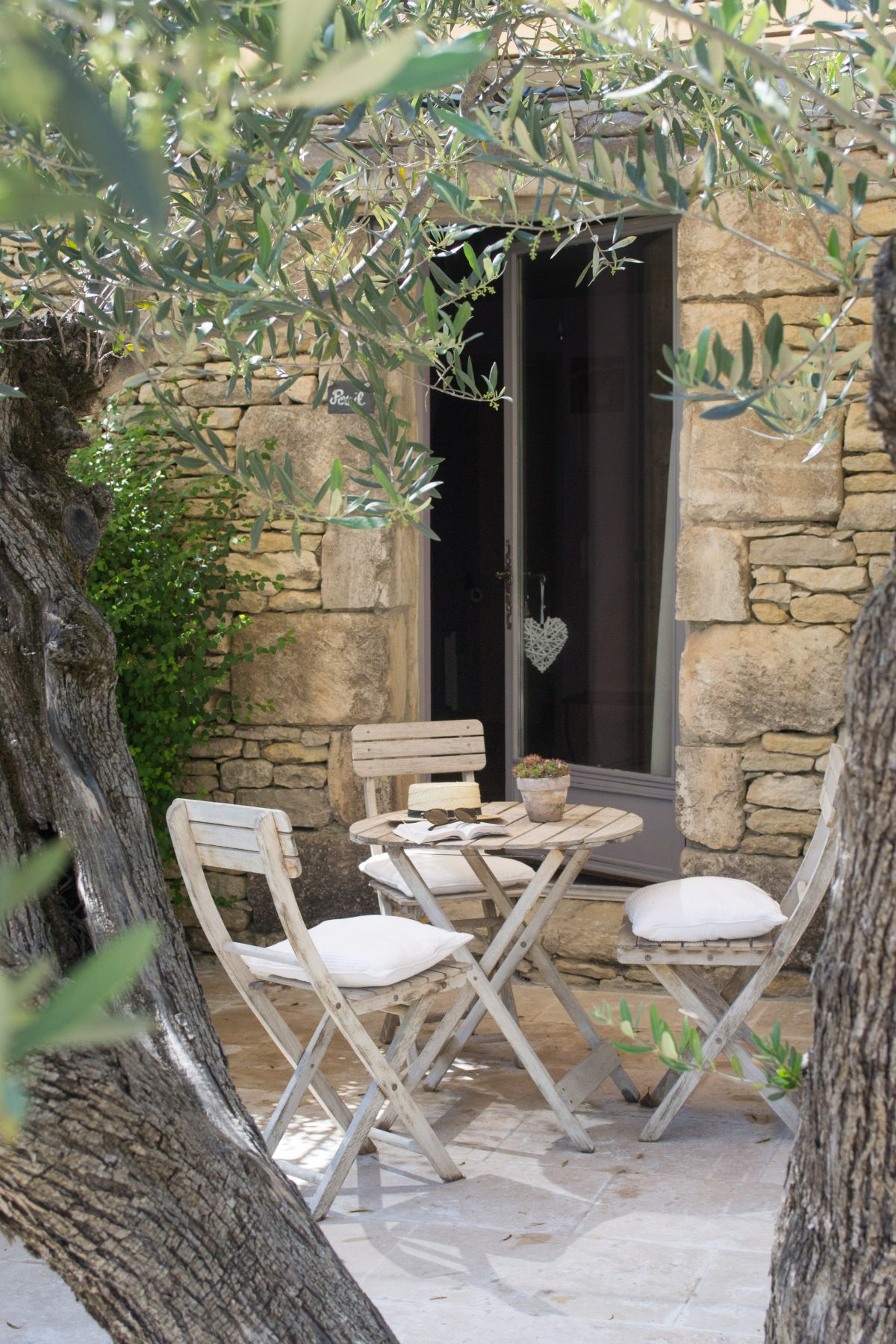 Terrasse privee avec mobilier de jardin — chambre d'hôtes Luberon piscine Joucas