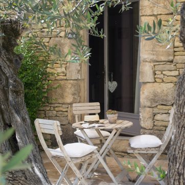 Terrasse privee avec mobilier de jardin — chambre d'hôtes Luberon piscine Joucas