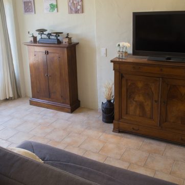 Salon et cuisine équipée du gîte Le Basilic — location semaine Joucas Luberon
