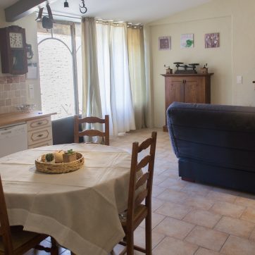 Salon et cuisine équipée du gîte Le Basilic — location semaine Joucas Luberon
