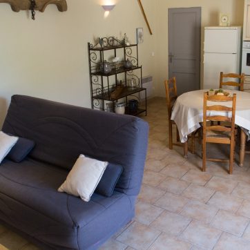 Salon et cuisine équipée du gîte Le Basilic — location semaine Joucas Luberon