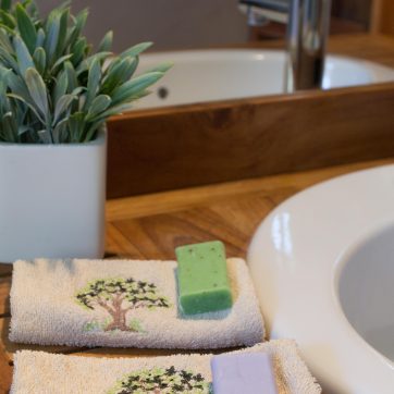 salle de douche et savon artisanaux chambres d'hotes luberon gordes jocuas