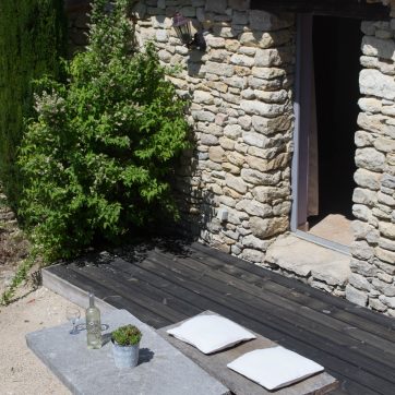 Terrasse privee de la suite parentale de L'Olivier — gîte Provence vue oliviers Luberon