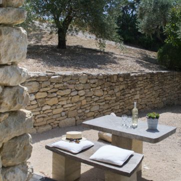 Terrasse privee de la suite parentale de L'Olivier — gîte Provence vue oliviers Luberon