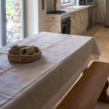Sejour et cuisine equipee de la maison L'Olivier — location Gordes Joucas avec piscine
