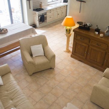 Sejour et cuisine equipee de la maison L'Olivier — location Gordes Joucas avec piscine