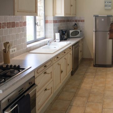 Sejour et cuisine equipee de la maison L'Olivier — location Gordes Joucas avec piscine